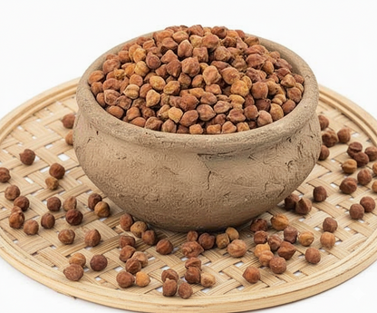 Clay bowl filled with desi kala chana on a woven mat